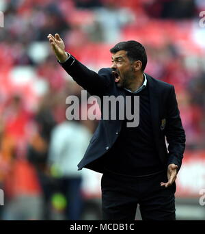 Lisbonne, Portugal. Apr 15, 2018. L'entraîneur-chef Sergio Conceicao de Porto réagit au cours de ligue match de foot entre SL Benfica et le FC Porto à Lisbonne, Portugal, le 15 avril 2018. Porto a gagné 1-0. Credit : Zhang Liyun/Xinhua/Alamy Live News Banque D'Images