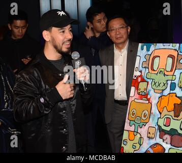 Shanghai, Shanghai, Chine. 14 avr, 2018. Shanghai, Chine 14 avril 2018:membre de Linkin Park Mike Shinoda assiste à un événement de Mercedes Moi à Shanghai. Crédit : SIPA Asie/ZUMA/Alamy Fil Live News Banque D'Images