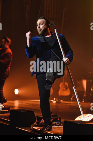 Hamilton, ON, Canada. Apr 9, 2018. 09 avril 2018 - Hamilton, Ontario, Canada. Canadian award-winning chanteur-compositeur Johnny Reid joue sur la scène lors de son ''Revival'' Tour à la FirstOntario Salle de Concert. Crédit photo : Brant/Perniac Perniac AdMedia Crédit : Brant/AdMedia/ZUMA/Alamy Fil Live News Banque D'Images