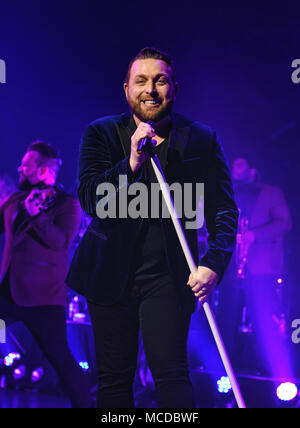 Hamilton, ON, Canada. Apr 9, 2018. 09 avril 2018 - Hamilton, Ontario, Canada. Canadian award-winning chanteur-compositeur Johnny Reid joue sur la scène lors de son ''Revival'' Tour à la FirstOntario Salle de Concert. Crédit photo : Brant/Perniac Perniac AdMedia Crédit : Brant/AdMedia/ZUMA/Alamy Fil Live News Banque D'Images