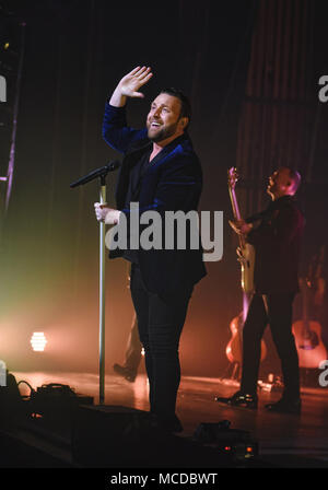 Hamilton, ON, Canada. Apr 9, 2018. 09 avril 2018 - Hamilton, Ontario, Canada. Canadian award-winning chanteur-compositeur Johnny Reid joue sur la scène lors de son ''Revival'' Tour à la FirstOntario Salle de Concert. Crédit photo : Brant/Perniac Perniac AdMedia Crédit : Brant/AdMedia/ZUMA/Alamy Fil Live News Banque D'Images