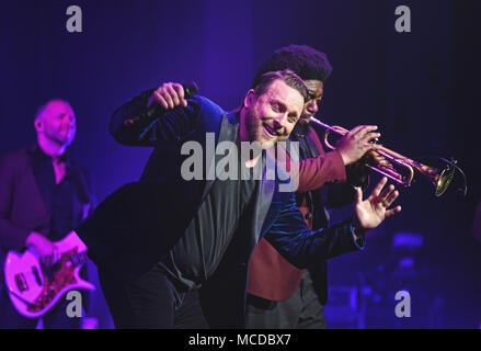 Hamilton, ON, Canada. Apr 9, 2018. 09 avril 2018 - Hamilton, Ontario, Canada. Canadian award-winning chanteur-compositeur Johnny Reid joue sur la scène lors de son ''Revival'' Tour à la FirstOntario Salle de Concert. Crédit photo : Brant/Perniac Perniac AdMedia Crédit : Brant/AdMedia/ZUMA/Alamy Fil Live News Banque D'Images