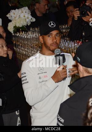 Shanghai, Shanghai, Chine. Apr 16, 2018. Shanghai, Chine 14 avril 2018 : la pilote de course de Formule 1 Lewis Hamilton assiste à un événement de Mercedes Moi à Shanghai, le 14 avril, 2018. Crédit : SIPA Asie/ZUMA/Alamy Fil Live News Banque D'Images