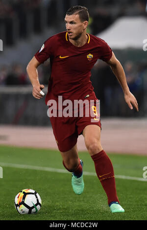 Rome, Italie. Apr 16, 2018. Un Football-Serie-Lazio vs Roma -Rome 15-Apr-2018 Dans l'image Edin Dzeko01 Photographe Photo Credit : agence photo indépendante/Alamy Live News Banque D'Images