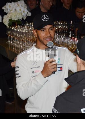 Shanghai, Shanghai, Chine. Apr 16, 2018. Shanghai, Chine 14 avril 2018 : la pilote de course de Formule 1 Lewis Hamilton assiste à un événement de Mercedes Moi à Shanghai, le 14 avril, 2018. Crédit : SIPA Asie/ZUMA/Alamy Fil Live News Banque D'Images