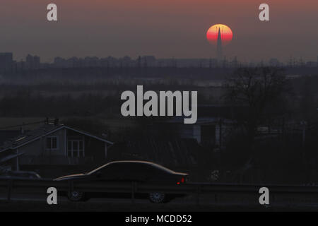 Saint-pétersbourg, Russie. Apr 15, 2018. Tour d'Lakhta Centre est découpé sur le coucher du soleil à Saint-Pétersbourg, en Russie. Crédit : Elena/Ignatyeva ZUMA Wire/Alamy Live News Banque D'Images