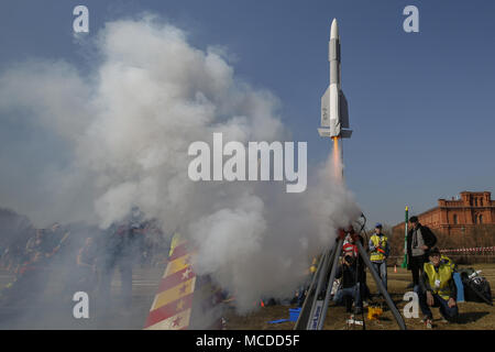 Saint-pétersbourg, Russie. Apr 15, 2018. Les gens regardent le lancement de modèles de fusées au cours d'une célébration du 57e anniversaire de la Russe Youri Gagarine premier vol habité dans l'espace. Crédit : Elena/Ignatyeva ZUMA Wire/Alamy Live News Banque D'Images