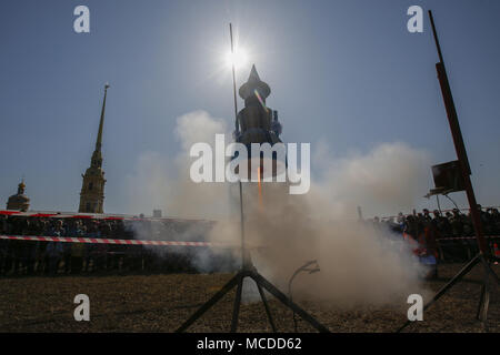 Saint-pétersbourg, Russie. Apr 15, 2018. Les gens regardent le lancement de modèles de fusées au cours d'une célébration du 57e anniversaire de la Russe Youri Gagarine premier vol habité dans l'espace. Crédit : Elena/Ignatyeva ZUMA Wire/Alamy Live News Banque D'Images