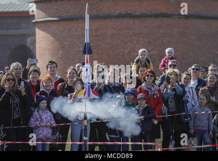 Saint-pétersbourg, Russie. Apr 15, 2018. Les gens regardent le lancement de modèles de fusées au cours d'une célébration du 57e anniversaire de la Russe Youri Gagarine premier vol habité dans l'espace. Crédit : Elena/Ignatyeva ZUMA Wire/Alamy Live News Banque D'Images