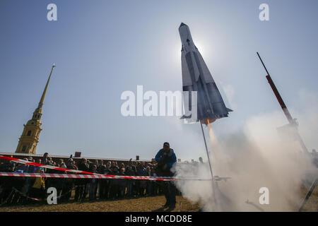 Saint-pétersbourg, Russie. Apr 15, 2018. Les gens regardent le lancement de modèles de fusées au cours d'une célébration du 57e anniversaire de la Russe Youri Gagarine premier vol habité dans l'espace. Crédit : Elena/Ignatyeva ZUMA Wire/Alamy Live News Banque D'Images