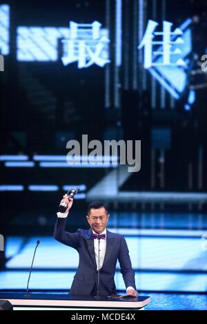 (180416) -- HONG KONG, le 16 avril 2018 (Xinhua) -- l'acteur Louis Koo pose au cours de la 37e Hong Kong Film Awards cérémonie à Hong Kong, en Chine, le 15 avril 2018. Louis Koo a gagné le prix du meilleur acteur pour film 'paradoxe'. (Xinhua/Qin) Qing (ry) Banque D'Images