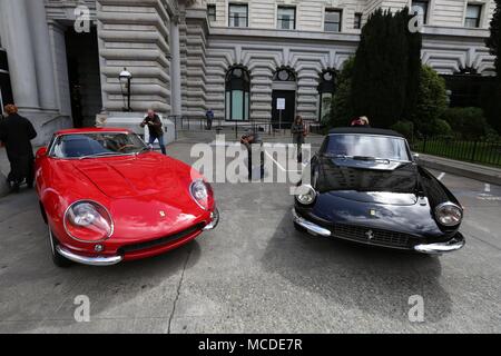 Los Angeles, USA. Apr 15, 2018. Les visiteurs à l'alimentation en face de l'hôtel Fairmont avant le début de la Californie m'en 2018 à Los Angeles, États-Unis, le 15 avril 2018. Credit : Liu Yilin/Xinhua/Alamy Live News Banque D'Images