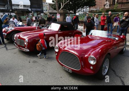 Los Angeles, USA. Apr 15, 2018. Les visiteurs à l'alimentation en face de l'hôtel Fairmont avant le début de la Californie m'en 2018 à Los Angeles, États-Unis, le 15 avril 2018. Credit : Liu Yilin/Xinhua/Alamy Live News Banque D'Images