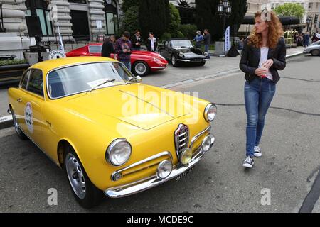 Los Angeles, USA. Apr 15, 2018. Les visiteurs à l'alimentation en face de l'hôtel Fairmont avant le début de la Californie m'en 2018 à Los Angeles, États-Unis, le 15 avril 2018. Credit : Liu Yilin/Xinhua/Alamy Live News Banque D'Images