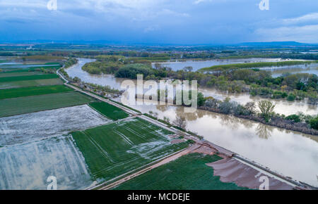 Saragosse, Espagne. Apr 16, 2018. Nouvelles alertes pluie sur Vallée de l'Èbre nouveau prévision communes, comme Pradilla de Ebro, Boquiñeni Remolinos, et d'autres endroits près de la rivière. En outre mountain neige accumulée pourrait être pire situation actuelle prochaines semaines jusqu'au niveau de l'inondation. L'environnement, de l'armée et les forces d'urgence restent dans le domaine de l'Èbre. Credit : ChaviNandez/Alamy Live News Banque D'Images