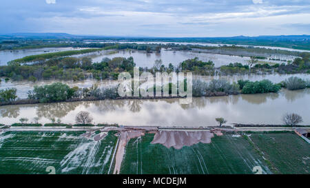 Saragosse, Espagne. Apr 16, 2018. Nouvelles alertes pluie sur Vallée de l'Èbre nouveau prévision communes, comme Pradilla de Ebro, Boquiñeni Remolinos, et d'autres endroits près de la rivière. En outre mountain neige accumulée pourrait être pire situation actuelle prochaines semaines jusqu'au niveau de l'inondation. L'environnement, de l'armée et les forces d'urgence restent dans le domaine de l'Èbre. Credit : ChaviNandez/Alamy Live News Banque D'Images