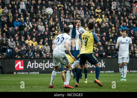 Le Danemark, Brøndby - 15 avril, 2018. Kamil Wilczek de Brøndby IF avec une bicyclette au cours de l'alka Superliga match contre le FC Copenhague à Brøndby Stadion. (Photo crédit : Gonzales Photo - Kim M. Leland). Banque D'Images