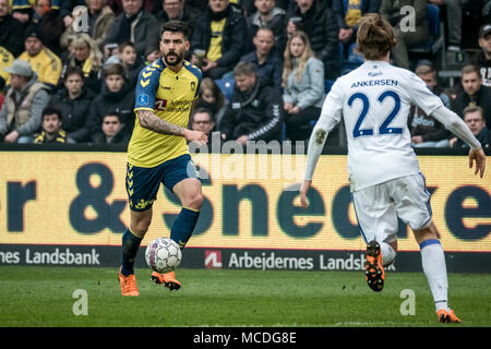 Le Danemark, Brøndby - 15 avril, 2018. Anthony Jung (L) de Brøndby IF vu au cours de l'alka Superliga match contre le FC Copenhague à Brøndby Stadion. (Photo crédit : Gonzales Photo - Kim M. Leland). Banque D'Images