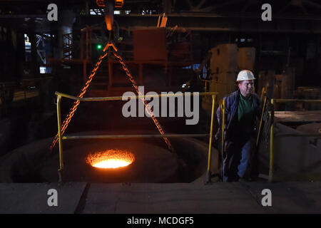 Ostrava, République tchèque. Apr 16, 2018. Vitkovice Machinerie lourde (VHM), une unité de Vitkovice Machinery Group d'entrepreneur Jan Svetlik, est reprise complète de la production de son usine d'acier qui a été limitée en raison d'un manque de capital d'exploitation depuis la mi-janvier. Sur la photo a vu une partie de l'usine de production, à Ostrava, en République tchèque, le 16 avril 2018. Photo : CTK Jaroslav Ozana/Photo/Alamy Live News Banque D'Images