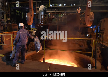 Ostrava, République tchèque. Apr 16, 2018. Vitkovice Machinerie lourde (VHM), une unité de Vitkovice Machinery Group d'entrepreneur Jan Svetlik, est reprise complète de la production de son usine d'acier qui a été limitée en raison d'un manque de capital d'exploitation depuis la mi-janvier. Sur la photo a vu une partie de l'usine de production, à Ostrava, en République tchèque, le 16 avril 2018. Photo : CTK Jaroslav Ozana/Photo/Alamy Live News Banque D'Images