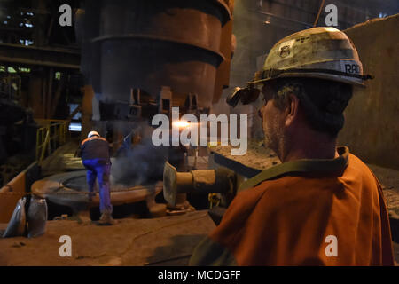Ostrava, République tchèque. Apr 16, 2018. Vitkovice Machinerie lourde (VHM), une unité de Vitkovice Machinery Group d'entrepreneur Jan Svetlik, est reprise complète de la production de son usine d'acier qui a été limitée en raison d'un manque de capital d'exploitation depuis la mi-janvier. Sur la photo a vu une partie de l'usine de production, à Ostrava, en République tchèque, le 16 avril 2018. Photo : CTK Jaroslav Ozana/Photo/Alamy Live News Banque D'Images