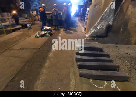 Ostrava, République tchèque. Apr 16, 2018. Vitkovice Machinerie lourde (VHM), une unité de Vitkovice Machinery Group d'entrepreneur Jan Svetlik, est reprise complète de la production de son usine d'acier qui a été limitée en raison d'un manque de capital d'exploitation depuis la mi-janvier. Sur la photo a vu une partie de l'usine de production, à Ostrava, en République tchèque, le 16 avril 2018. Photo : CTK Jaroslav Ozana/Photo/Alamy Live News Banque D'Images