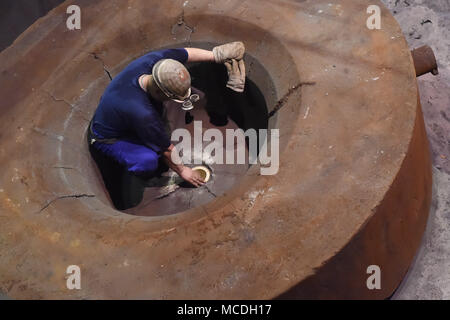 Ostrava, République tchèque. Apr 16, 2018. Vitkovice Machinerie lourde (VHM), une unité de Vitkovice Machinery Group d'entrepreneur Jan Svetlik, est reprise complète de la production de son usine d'acier qui a été limitée en raison d'un manque de capital d'exploitation depuis la mi-janvier. Sur la photo a vu une partie de l'usine de production, à Ostrava, en République tchèque, le 16 avril 2018. Photo : CTK Jaroslav Ozana/Photo/Alamy Live News Banque D'Images