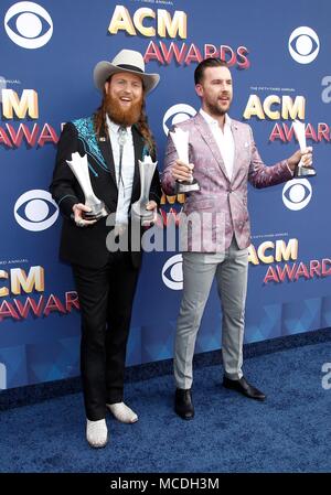 Frères Osborne au niveau des arrivées pour 53e Academy of Country Music (ACM) Awards - Arrivals 3, MGM Grand Garden Arena, Las Vegas, NV le 15 avril 2018. Photo par : JA/Everett Collection Banque D'Images