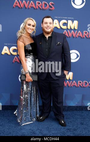 Nicole Hocking, Luc Combs aux arrivées pour 53e Academy of Country Music (ACM) Awards - Arrivals 3, MGM Grand Garden Arena, Las Vegas, NV le 15 avril 2018. Photo par : JA/Everett Collection Banque D'Images