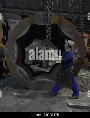 Ostrava, République tchèque. Apr 16, 2018. Vitkovice Machinerie lourde (VHM), une unité de Vitkovice Machinery Group d'entrepreneur Jan Svetlik, est reprise complète de la production de son usine d'acier qui a été limitée en raison d'un manque de capital d'exploitation depuis la mi-janvier. Sur la photo a vu une partie de l'usine de production, à Ostrava, en République tchèque, le 16 avril 2018. Photo : CTK Jaroslav Ozana/Photo/Alamy Live News Banque D'Images