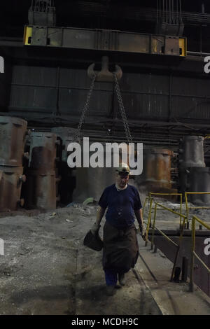 Ostrava, République tchèque. Apr 16, 2018. Vitkovice Machinerie lourde (VHM), une unité de Vitkovice Machinery Group d'entrepreneur Jan Svetlik, est reprise complète de la production de son usine d'acier qui a été limitée en raison d'un manque de capital d'exploitation depuis la mi-janvier. Sur la photo a vu une partie de l'usine de production, à Ostrava, en République tchèque, le 16 avril 2018. Photo : CTK Jaroslav Ozana/Photo/Alamy Live News Banque D'Images