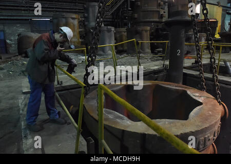 Ostrava, République tchèque. Apr 16, 2018. Vitkovice Machinerie lourde (VHM), une unité de Vitkovice Machinery Group d'entrepreneur Jan Svetlik, est reprise complète de la production de son usine d'acier qui a été limitée en raison d'un manque de capital d'exploitation depuis la mi-janvier. Sur la photo a vu une partie de l'usine de production, à Ostrava, en République tchèque, le 16 avril 2018. Photo : CTK Jaroslav Ozana/Photo/Alamy Live News Banque D'Images