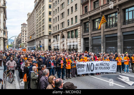 16 avril 2018 - Barcelone, Catalogne, Espagne - Chef de la démonstration de retraites décentes sur son chemin dans VÃ-a Laietana..Des centaines de retraités et de retraités ont manifesté dans les rues de Barcelone en défense des retraites publiques après l'augmentation minimale ordonnée par le gouvernement de l'Espagne du Président Rajoy. (Crédit Image : © Paco Freire/SOPA des images à l'aide de Zuma sur le fil) Banque D'Images