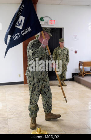 Master Chief Constructionman Thomas Gruenes, affectés à la construction navale (bataillon Mobile NMCB) 133, Det. Guam, supprime la NMCB 133 guidon de l'accusation au cours d'un changement de poste de charge, cérémonie au cours de laquelle 11 NMCB, Det. Guam soulage NMCB 133, Det. Guam au Camp Covington chapelle, le 19 février, 2018. Fournir des bataillons mobiles de construction navale construction expéditionnaire et d'inclure les possibilités techniques de l'entretien et l'exploitation des bases et installations expéditionnaire soutien tactique, combler, l'aide humanitaire par le biais de la construction d'action civique et des équipes d'action civique détails Banque D'Images