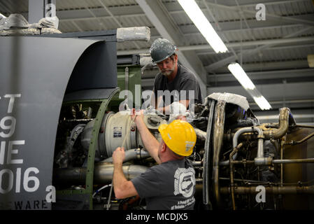 Jeffrey Martindale (haut) et Michael Tatum, 436e Escadron de maintenance mécanique du moteur de propulsion aérospatiale, retirer le gréement d'un moteur à réaction récemment déplacé sur une remorque pour son départ définitif du moteur à réaction de l'atelier d'entretien de niveau intermédiaire, le 16 février 2018, à Dover Air Force Base, Del. Le JEIM shop a été fermé pendant deux ans, dans laquelle ils ont préparé 144 moteurs destinés à être expédiés à la Caroline du Nord. où ils ont été achetés pour leurs métaux. (U.S. Photo de l'Armée de l'air par le sergent. Aaron J. Jenné) Banque D'Images