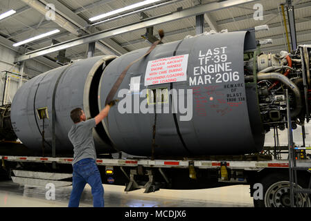 Wesley Currin, pilote du camionnage Triple J, jette une sangle sur un General Electric TF-39 turboréacteur 16 février 2018, à Dover Air Force Base, Del. La Caroline du Nord a poussé les indigènes de l'Armée de l'air fonctionnels dernier TF-39 moteur pour Monroe, N.C., où il a été acheté par une entreprise de récupération des métaux. (U.S. Photo de l'Armée de l'air par le sergent. Aaron J. Jenné) Banque D'Images