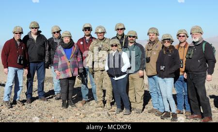 Les membres de la Killeen et Harker Heights Chambres de Commerce prendre une photo de groupe avec le Major-général John Thomson III, général commandant adjoint des opérations, 3 Corps d'armée, au Centre National d'entraînement, Fort Irwin, en Californie, le 18 février 2018. De gauche à droite : Glenn Hegar, Keith Sledd, John Crutchfield III, Martha Tyroch, Ryan Chahan, le Major-général John Thomson III, Gina Pence, T. Shaun Tuggle, Kelly Brown, Elias Ferris II, Nancy, Romfh Macy Harry III, et Spencer Smith. Le Killeen et Harker Heights Chambres de Commerce visite NTC est conçu pour renforcer les relations entre les dirigeants municipaux dans la sur Banque D'Images