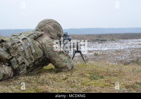 Soldats britanniques avec le Light Dragoons travailler en équipe comme ils mettent en pratique leurs compétences à un éventail sharpshooting près du Bemowo Piskie Domaine de formation, Pologne, le 15 février 2018. Ces soldats sont une partie de l'unique groupe de combat multinationales, composé de États-Unis, Royaume-Uni, croate et soldats roumains qui servent avec la 15e Brigade mécanisée polonaise comme une force de dissuasion dans le nord-est de la Pologne à l'appui de l'OTAN vers l'amélioration de la présence. (Avec la permission de la photo par Tpr Surridge, ministère de la Défense du Royaume-Uni, l'auteur de la couronne) Banque D'Images
