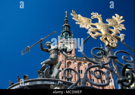 Fontanna Neptuna maniériste flamand (fontaine de Neptune) et gothique Ratusz Glownego Miasta (Hôtel de ville de Gdansk) sur le marché (Dlugi Targ) dans le Budget principal Banque D'Images