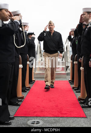 NORFOLK, Virginie (fév. 22, 2018) -- Adm arrière. David Hahn, chef de la recherche navale, les retours de l'USS salue Gerald R. Ford (CVN 78) sideboys comme il est appelé à bord du porte-avions. (U.S. Photo par marine Spécialiste de la communication de masse de la classe 3ème Gitte Schirrmacher)(Cette photo a été changé pour des raisons de sécurité en brouillant les badges d'identification.) Banque D'Images