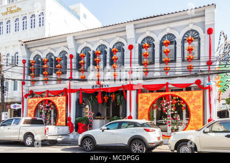 Restaurant, vieille ville de Phuket, décoré avec des lanternes chinoises pour le Nouvel An chinois, Thaïlande Banque D'Images