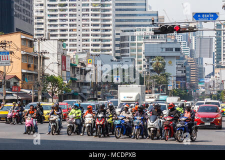 Les motos en attente aux feux de circulation, sortie d'Asoke et Sukhumvit, Bangkok, Thaïlande Banque D'Images