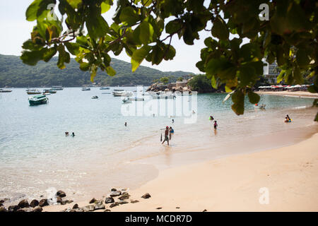 Plage de La Caleta à Acapulco, Guerrero, Mexique le mercredi, Novembre 18, 2015. Acapulco est l'une des plus connues du Mexique beach resorts, l'hébergement de nombreuses célébrités au cours des années 1950. Cependant, la violence constante a en grande partie l'image internationale de la ville et de touristes étrangers à des chiffres. Banque D'Images