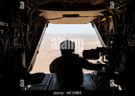 Airman Senior Jacob Bland, 20e Escadron d'opérations spéciales ingénieur de vol, s'assoit à l'arrière d'un CV-22 Osprey, le 13 février 2017. Le vol a été un exercice de formation pour pilote de l'efficacité et les opérations de sauvetage. (U.S. Air Force photo par un membre de la 1re classe Vernon R. Walter III) Banque D'Images