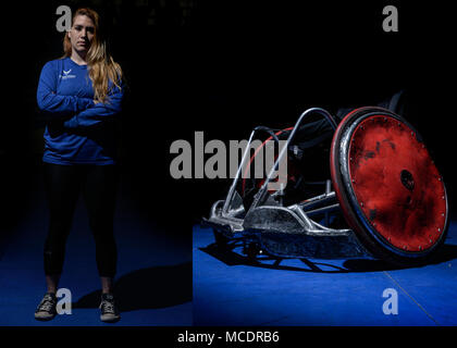 Airman Senior Karah Behrend, Air Force guerrier blessé, pose pour un portrait avec son fauteuil roulant sport adaptative elle nommé 'Pegasus' Février 7, 2018 au Fort George G. Meade, Maryland Behrend a reçu un diagnostic de Dystrophie Sympathique Réflexe (DSR) en 2015. Elle est devenue une armée de l'air guerrier blessé en 2016 et est en compétition dans l'équipe de soldats blessés 2018 procès pour l'Armée de l'air. (U.S. Illustration de l'Armée de l'air/le s.. Alexandre Montes) Banque D'Images