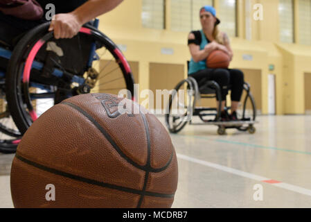 Airman Senior Karah Behrend, Air Force blessés, attend que sa pratique de basket-ball en fauteuil roulant pour démarrer le 13 février 2018 à Comté de Baltimore, Md. Behrend a été la formation dans plusieurs sports adaptés depuis avril 2017 pour l'équipe de 2018 blessés en procès Nellis AFB, Nevada (États-Unis Air Force photo/Le s.. Alexandre Montes) Banque D'Images