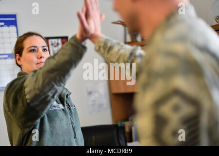 Airman Senior Karah Behrend, Air Force guerrier blessé, parle à son premier sergent à propos de son voyage pour le guerrier blessé 2018 Essais d'équipe 13 février 2018, à Fort George G. Meade, Maryland Behrend a reçu un diagnostic de Dystrophie Sympathique Réflexe (DSR) en 2015. Elle est devenue une armée de l'air guerrier blessé en 2016 et est en compétition dans l'équipe de soldats blessés 2018 procès pour l'Armée de l'air. (U.S. Air Force photo/Le s.. Alexandre Montes) Banque D'Images