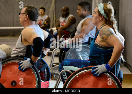 Airman Senior Karah Behrend, Air Force guerrier blessé, prend une pause pendant la pratique de rugby en fauteuil roulant le 11 février 2018, au comté de Baltimore, Md. Behrend a été la formation dans plusieurs sports adaptés depuis avril 2017 pour l'équipe de 2018 blessés en procès Nellis AFB, Nevada (États-Unis Air Force photo/Le s.. Alexandre Montes) Banque D'Images