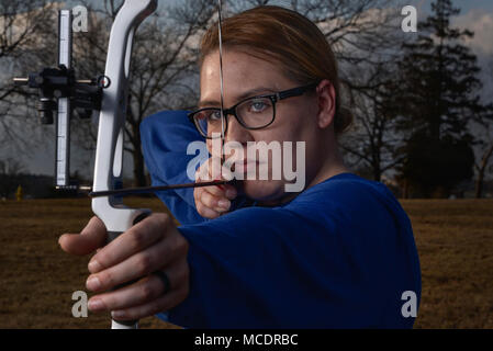 Airman Senior Karah Behrend, Air Force guerrier blessé, pose pour un portrait avec son arc classique qu'elle pratique avec le 7 février 2018 au Fort George G. Meade, Maryland Behrend a reçu un diagnostic de Dystrophie Sympathique Réflexe (DSR) en 2015. Elle est devenue une armée de l'air guerrier blessé en 2016 et est en compétition dans l'équipe de soldats blessés 2018 procès pour l'Armée de l'air. (U.S. La Force aérienne et le s.. Alexandre Montes) Banque D'Images