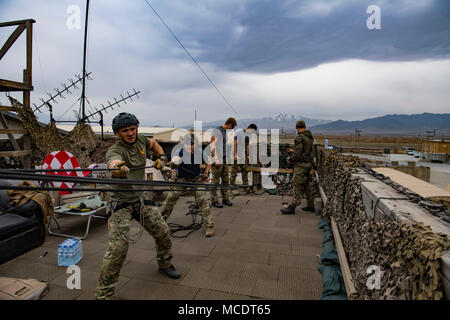 Un ange gardien de l'US Air Force, l'équipe affectée à la 83e Escadron de sauvetage expéditionnaire, procède à la formation de sauvetage en hauteur à l'aide d'un mur d'escalade à l'aérodrome de Bagram, en Afghanistan, le 23 février 2018. L'équipe est composée d'pararescuemen, agents de sauvetage au combat et à la survie, évasion, résistance et échapper à des spécialistes, qui mènent des activités de formation pendant leur déploiement à maintenir les compétences dans les différentes techniques de sauvetage, tactiques et procédures. (U.S. Air Force Photo de Tech. Le Sgt. Gregory Brook) Banque D'Images